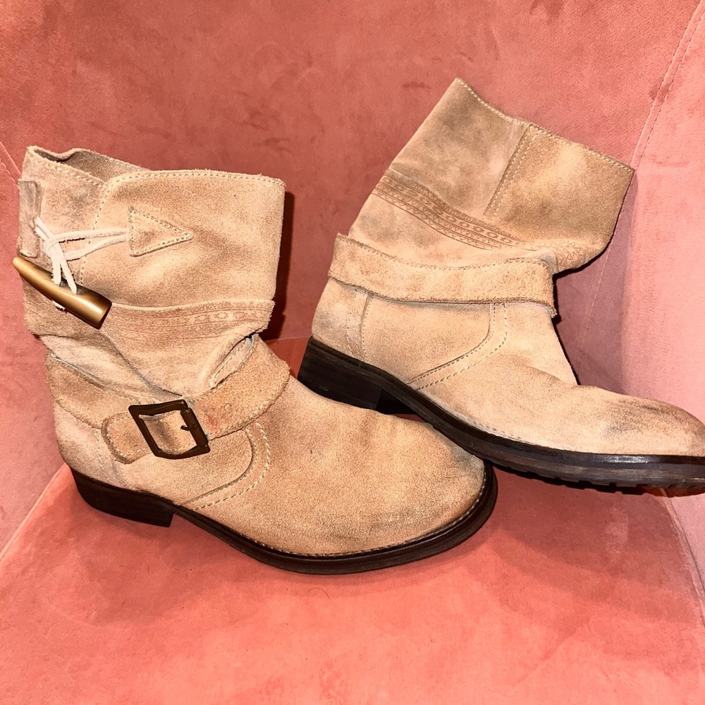 Zara vintage distressed leather boots! Small damage easy to repair! Size US 7